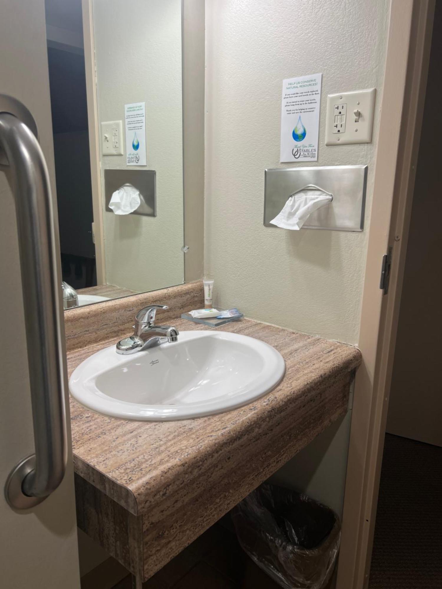 The Stables Inn & Suites Salem Esterno foto
